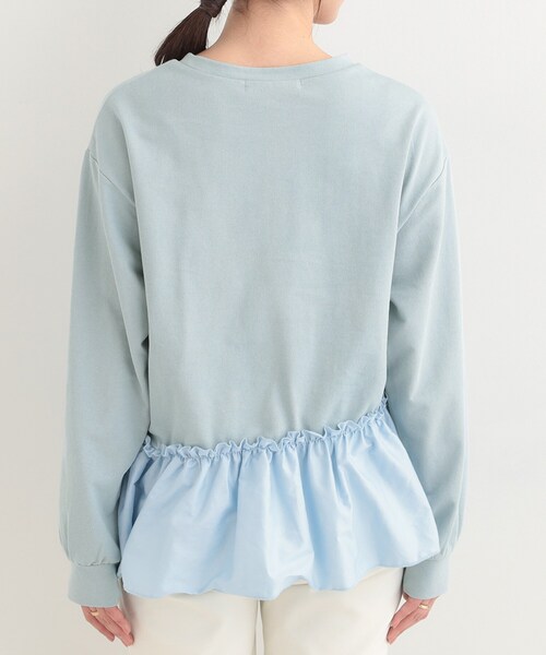 SHOO・LA・RUE（シューラルー）の「【洗濯機可】ほんのり甘い アシンメトリーフリルの上品トップス（スウェット・レディース・チャコールグレー/オフホワイト/ライトブルー・02/03）」の18枚目の写真