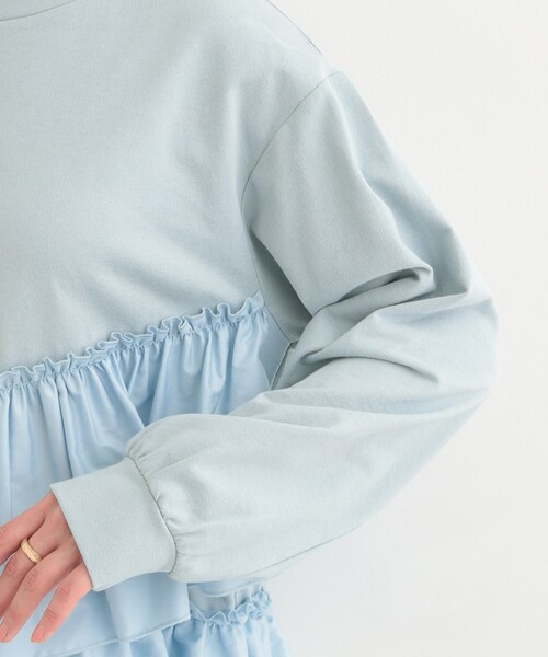 SHOO・LA・RUE（シューラルー）の「【洗濯機可】ほんのり甘い アシンメトリーフリルの上品トップス（スウェット・レディース・チャコールグレー/オフホワイト/ライトブルー・02/03）」の20枚目の写真