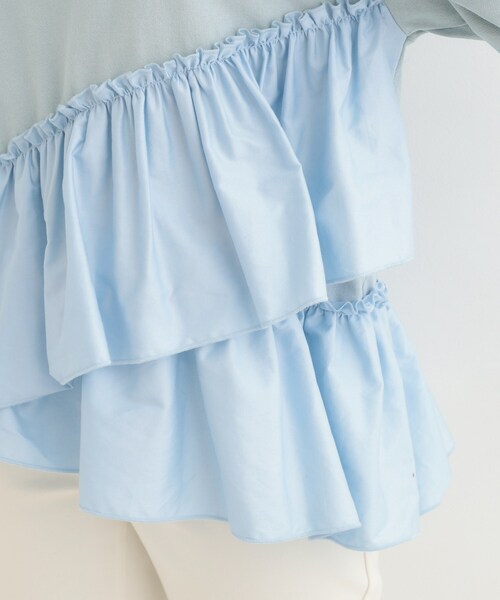 SHOO・LA・RUE（シューラルー）の「【洗濯機可】ほんのり甘い アシンメトリーフリルの上品トップス（スウェット・レディース・チャコールグレー/オフホワイト/ライトブルー・02/03）」の21枚目の写真