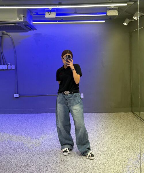 BBAEBBAE(ペッペ)の「サイドピンタックワイドデニムパンツ_ブルー(デニムパンツ・レディース・ブルー・SMALL/MEDIUM/LARGE/X-LARGE/XX-LARGE/XXX-LARGE)」の2枚目の写真