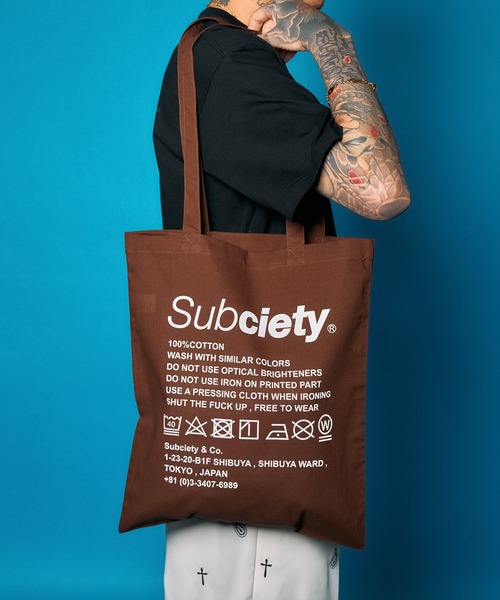 Subciety（サブサエティ）の「Label tote bag（トートバッグ・メンズ・ブルー/ブラック×ブルー/グリーン/ブラウン/バーガンディー/ブラック×ホワイト/ホワイト/スカイブルー/イエロー/オレンジ・FREE）」の4枚目の写真