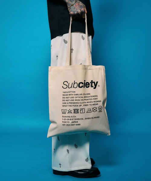Subciety（サブサエティ）の「Label tote bag（トートバッグ・メンズ・ブルー/ブラック×ブルー/グリーン/ブラウン/バーガンディー/ブラック×ホワイト/ホワイト/スカイブルー/イエロー/オレンジ・FREE）」の2枚目の写真
