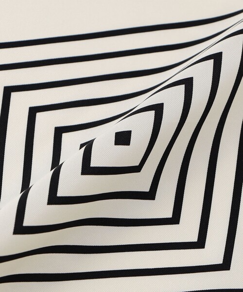 TOMORROWLAND （トゥモローランド）の「LE SCARF ストライプスカーフ（バンダナ/スカーフ・レディース・ネイビー/ライトベージュ・FREE）」の10枚目の写真