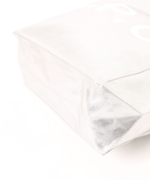 A.P.C.（アーペーセー）の「TOTE LOU SMALL（トートバッグ・レディース・アンティークシルバー・ONESIZE）」の3枚目の写真