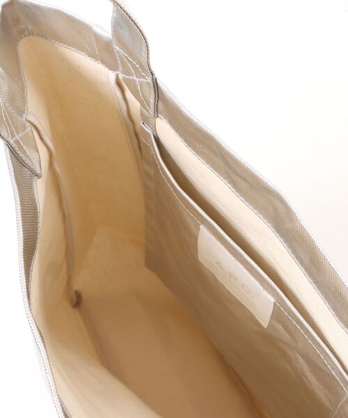 A.P.C.（アーペーセー）の「TOTE LOU SMALL（トートバッグ・レディース・アンティークシルバー・ONESIZE）」の4枚目の写真