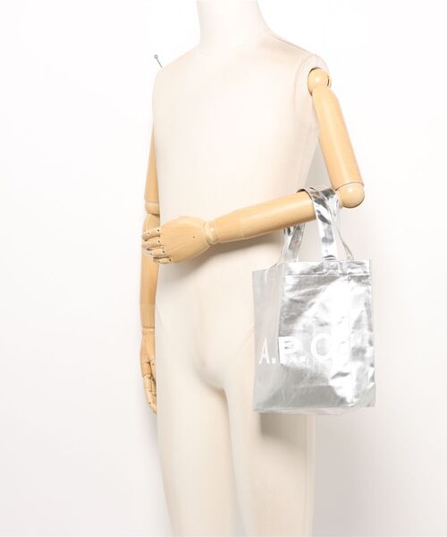 A.P.C.（アーペーセー）の「TOTE LOU SMALL（トートバッグ・レディース・アンティークシルバー・ONESIZE）」の5枚目の写真