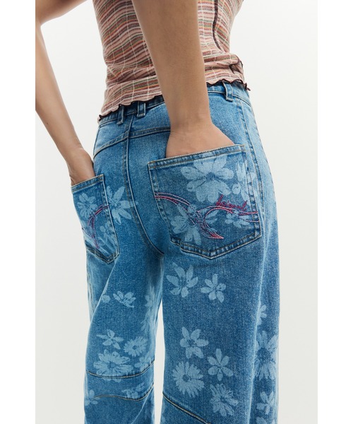Desigual(デシグアル)の「フローラルプリントバルーンカットデニムパンツ【装飾ボタン×ステッチ仕様】(デニムパンツ・レディース・ブルー・34/36/38/40/42/44)」の3枚目の写真