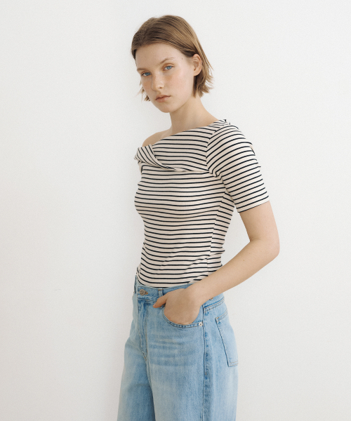 LUCIR ZU(ルシールズ)の「Stripe Twist One-Shoulder Top (cream)(Tシャツ/カットソー・レディース・その他・FREE)」の3枚目の写真