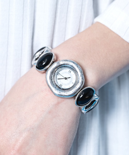 an meets zakka(アンミツザッカ)の「an meets zakka レトロアンティーク装飾ブラックストーン&オーバルホール連結バンドブレスレットウォッチ(アナログ腕時計・レディース・シルバー・ONESIZE)」の2枚目の写真
