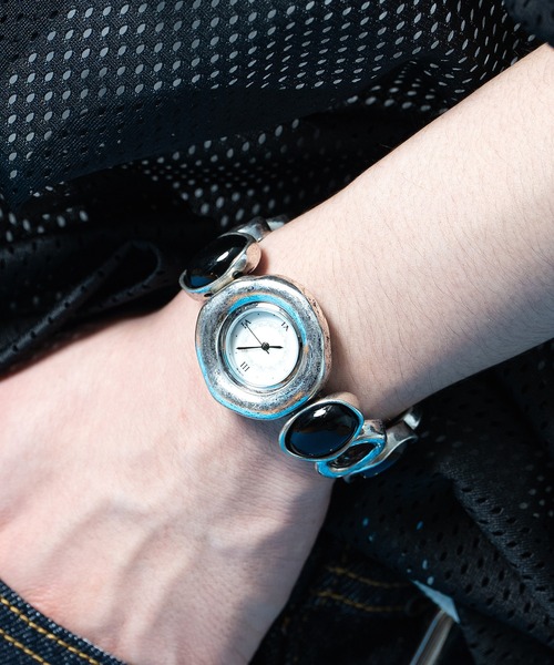 an meets zakka(アンミツザッカ)の「an meets zakka レトロアンティーク装飾ブラックストーン&オーバルホール連結バンドブレスレットウォッチ(アナログ腕時計・レディース・シルバー・ONESIZE)」の5枚目の写真