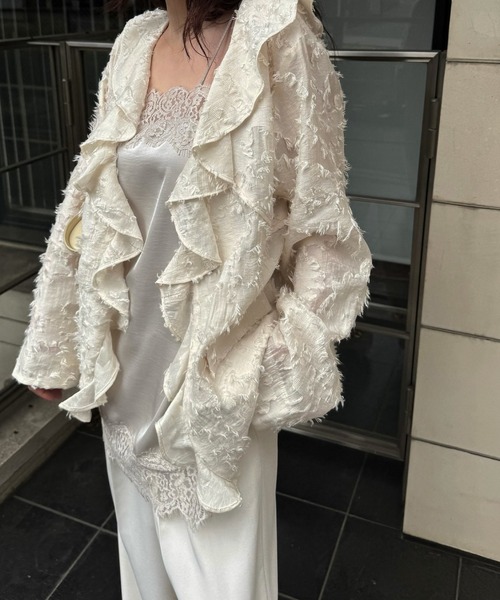 WILLFULLY（ウィルフリー）の「jacquard sheer ruffle frill shirt JK（ノーカラージャケット・レディース・アイボリー/ブラック・FREE）」の3枚目の写真