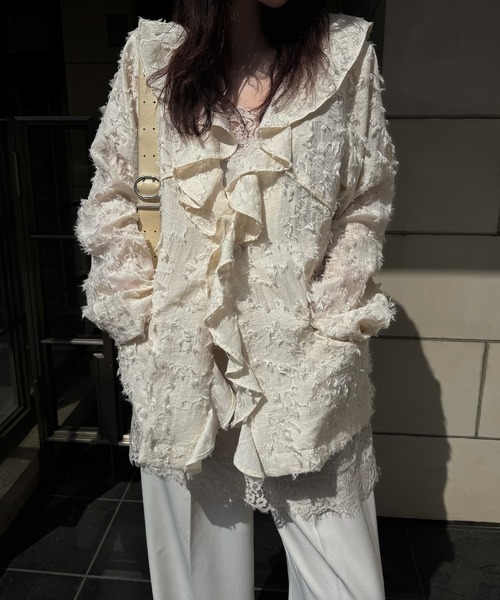 WILLFULLY（ウィルフリー）の「jacquard sheer ruffle frill shirt JK（ノーカラージャケット・レディース・アイボリー/ブラック・FREE）」の4枚目の写真