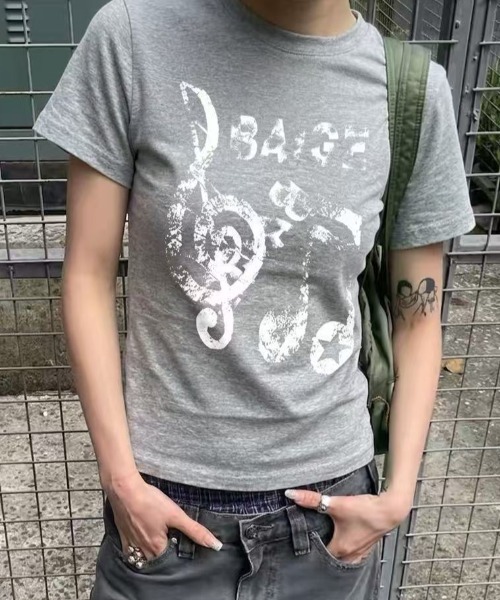 Lis ardent(リスアルダン)の「ヴィンテージライクロゴプリントTシャツ/コンパクト半袖トップス(Tシャツ/カットソー・レディース・ブラック/グレー・M)」の1枚目の写真