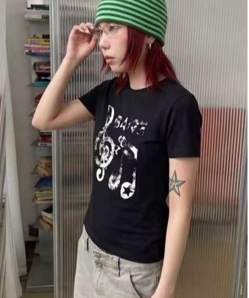 Lis ardent(リスアルダン)の「ヴィンテージライクロゴプリントTシャツ/コンパクト半袖トップス(Tシャツ/カットソー・レディース・ブラック/グレー・M)」の4枚目の写真