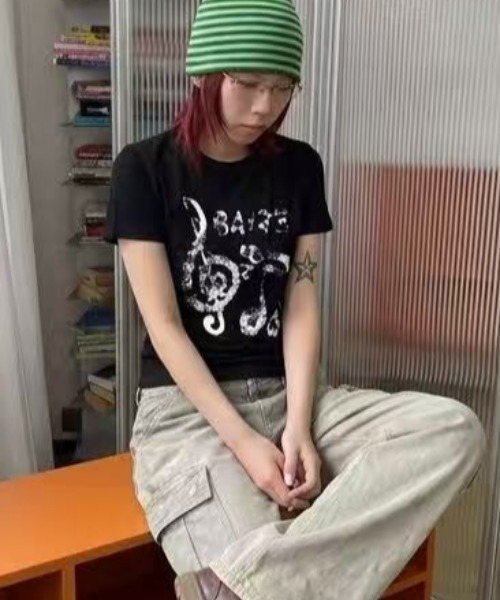 Lis ardent(リスアルダン)の「ヴィンテージライクロゴプリントTシャツ/コンパクト半袖トップス(Tシャツ/カットソー・レディース・ブラック/グレー・M)」の5枚目の写真