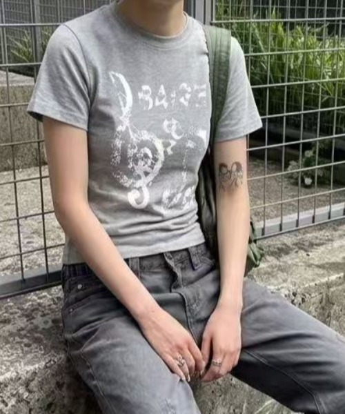 Lis ardent(リスアルダン)の「ヴィンテージライクロゴプリントTシャツ/コンパクト半袖トップス(Tシャツ/カットソー・レディース・ブラック/グレー・M)」の7枚目の写真