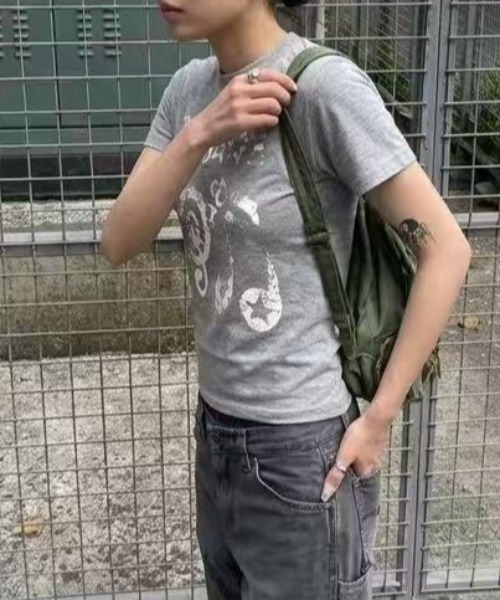 Lis ardent(リスアルダン)の「ヴィンテージライクロゴプリントTシャツ/コンパクト半袖トップス(Tシャツ/カットソー・レディース・ブラック/グレー・M)」の8枚目の写真
