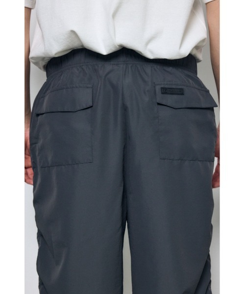 AZUL by moussy(アズールバイマウジー)の「SHELTECH Light ショートパンツ(スラックス・メンズ・ブラック/グレー系その他/グレー・MEDIUM/LARGE/SMALL)」の20枚目の写真