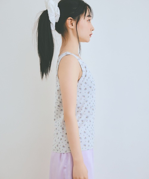 COLORME(カラーミー)の「【AKB48 伊藤百花 着用】前後2WAY小花柄タンクトップ(タンクトップ・レディース・ホワイト/グレー・FREE)」の4枚目の写真