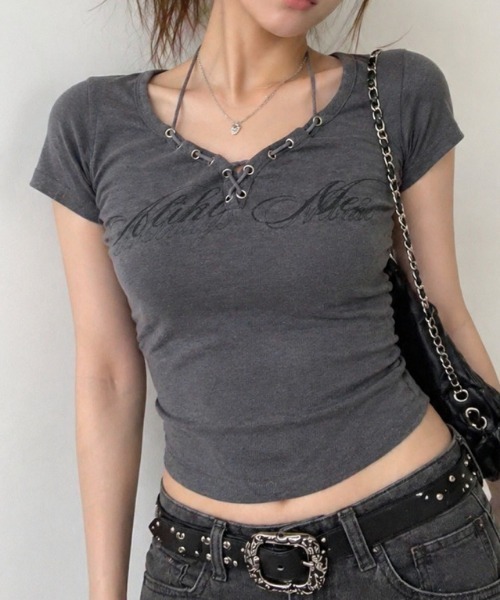 NANEA(ナネア)の「フロントロゴレースアップ クロップドタイトTシャツ(Tシャツ/カットソー・レディース・ベージュ/グレー・MEDIUM)」の1枚目の写真