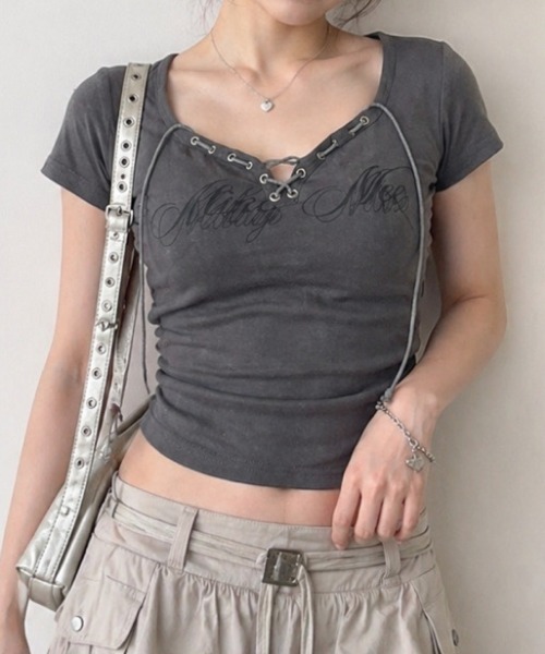 NANEA(ナネア)の「フロントロゴレースアップ クロップドタイトTシャツ(Tシャツ/カットソー・レディース・ベージュ/グレー・MEDIUM)」の6枚目の写真