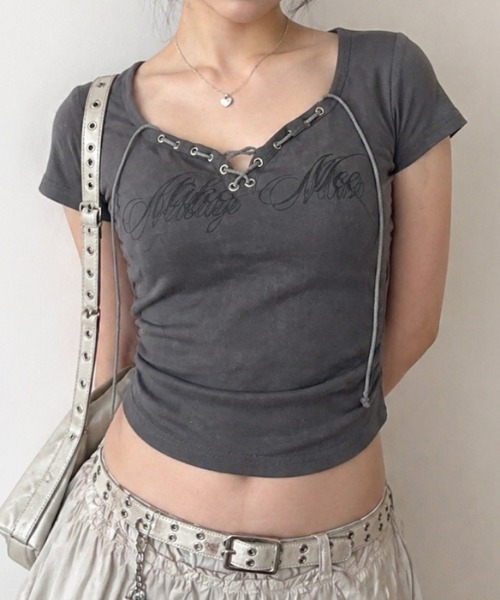 NANEA(ナネア)の「フロントロゴレースアップ クロップドタイトTシャツ(Tシャツ/カットソー・レディース・ベージュ/グレー・MEDIUM)」の7枚目の写真