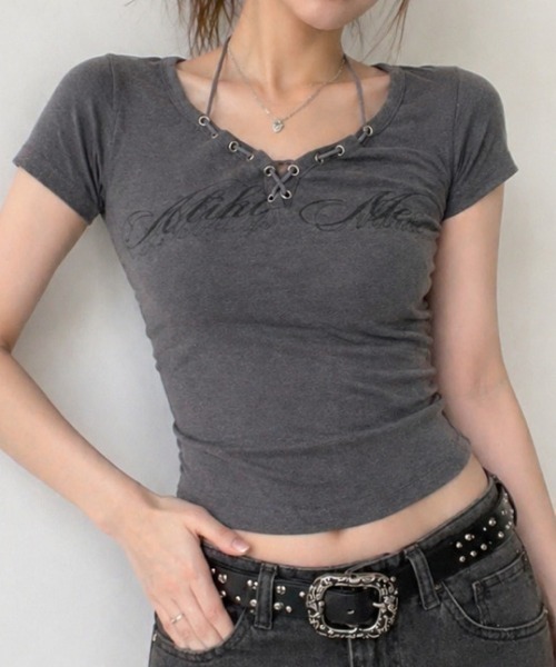 NANEA(ナネア)の「フロントロゴレースアップ クロップドタイトTシャツ(Tシャツ/カットソー・レディース・ベージュ/グレー・MEDIUM)」の3枚目の写真