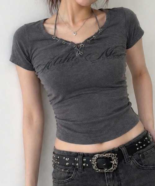 NANEA(ナネア)の「フロントロゴレースアップ クロップドタイトTシャツ(Tシャツ/カットソー・レディース・ベージュ/グレー・MEDIUM)」の4枚目の写真