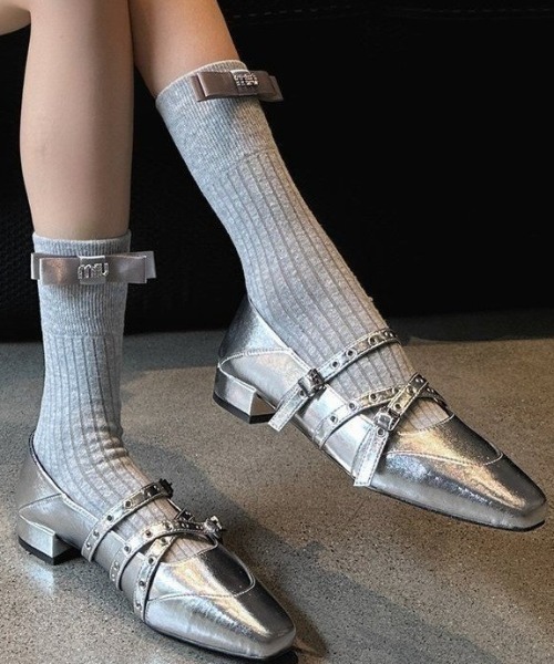 Vipoa(ヴィポア)の「Rivet Buckle Mary Jane Shoes(サンダル・レディース・ブラック/シルバー・SMALL/LARGE/MEDIUM)」の5枚目の写真