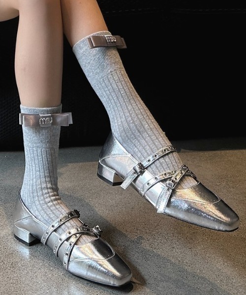 Vipoa(ヴィポア)の「Rivet Buckle Mary Jane Shoes(サンダル・レディース・ブラック/シルバー・SMALL/LARGE/MEDIUM)」の4枚目の写真