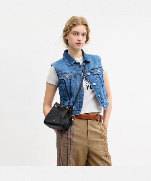 COACH(コーチ)の「ジェイド ドローストリング バッグ(ショルダーバッグ・レディース・ブラック系その他・ONE)」の3枚目の写真