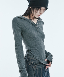 A FEW COMMENTS（アフューコメンツ）の「メタルスタッズフードロングスリーブトップニットチャコール（パーカー）」