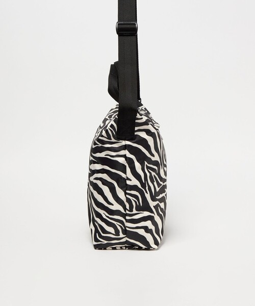 LeSportsac(レスポートサック)の「【別注】<LeSportsac>デラックス イージーキャリー トート(ゼブラ)(トートバッグ・レディース・その他1・FREE)」の6枚目の写真