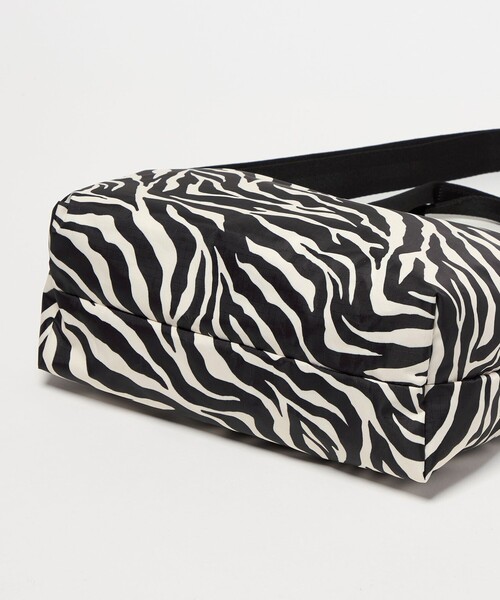 LeSportsac(レスポートサック)の「【別注】<LeSportsac>デラックス イージーキャリー トート(ゼブラ)(トートバッグ・レディース・その他1・FREE)」の10枚目の写真