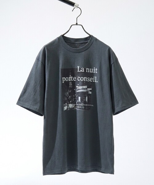 ABAHOUSE(アバハウス)の「SCENE GRAPHIC フォトTシャツ / リラックスフィット(Tシャツ/カットソー・メンズ・スミクロ/ホワイト・48/46)」の1枚目の写真