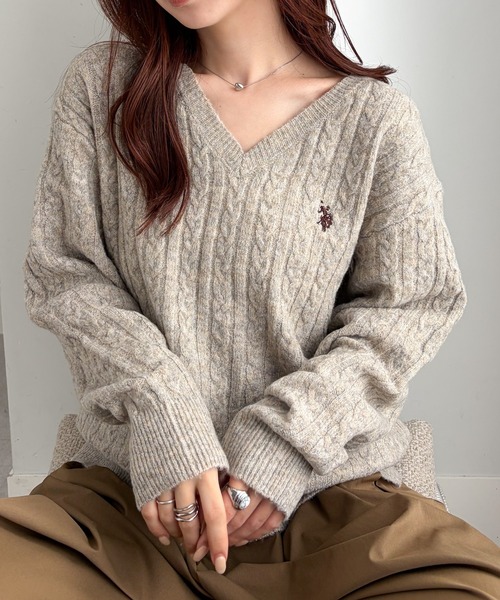 U.S. POLO ASSN.(ユーエスポロアッスン)の「RANAN/solleim別注【U.S.POLO ASSN.】ワンポイントケーブルVニット(ニット/セーター・レディース・ベージュ系その他/ベージュ/杢グレー/ピンク/ネイビー・M/LL/L)」の1枚目の写真