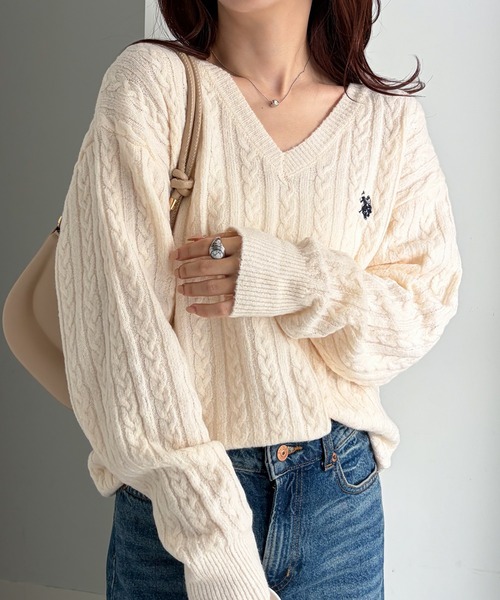 U.S. POLO ASSN.(ユーエスポロアッスン)の「RANAN/solleim別注【U.S.POLO ASSN.】ワンポイントケーブルVニット(ニット/セーター・レディース・ベージュ系その他/ベージュ/杢グレー/ピンク/ネイビー・M/LL/L)」の3枚目の写真
