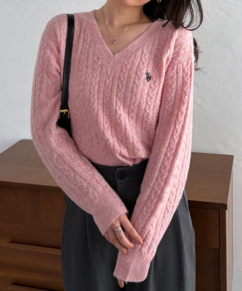 U.S. POLO ASSN.(ユーエスポロアッスン)の「RANAN/solleim別注【U.S.POLO ASSN.】ワンポイントケーブルVニット(ニット/セーター・レディース・ベージュ系その他/ベージュ/杢グレー/ピンク/ネイビー・M/LL/L)」の5枚目の写真
