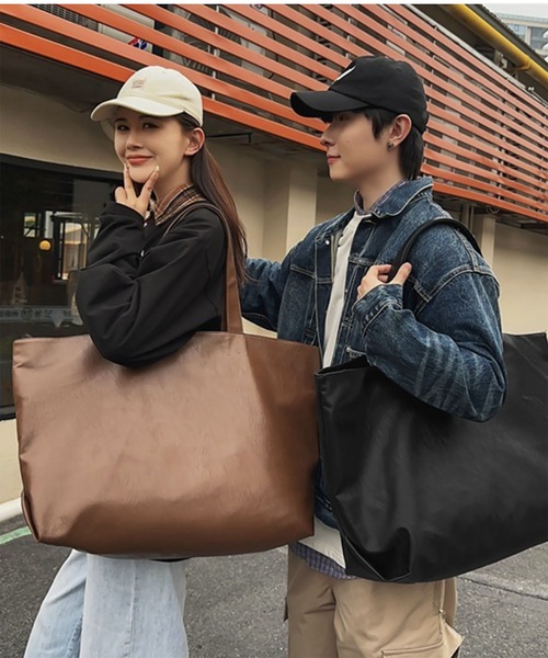 WESTBOY(ウエストボーイ)の「Y2K 光沢エコレザー ビッグトートバッグ WO26W4BG02(トートバッグ・メンズ・ブラウン/ブラック・FREE)」の3枚目の写真