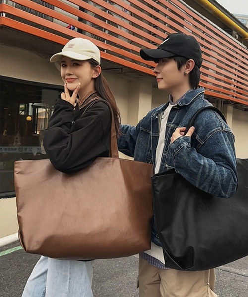 WESTBOY(ウエストボーイ)の「Y2K 光沢エコレザー ビッグトートバッグ WO26W4BG02(トートバッグ・メンズ・ブラウン/ブラック・FREE)」の4枚目の写真
