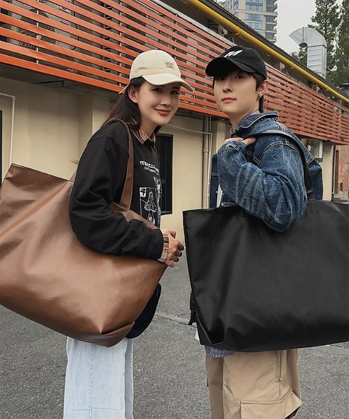 WESTBOY(ウエストボーイ)の「Y2K 光沢エコレザー ビッグトートバッグ WO26W4BG02(トートバッグ・メンズ・ブラウン/ブラック・FREE)」の5枚目の写真