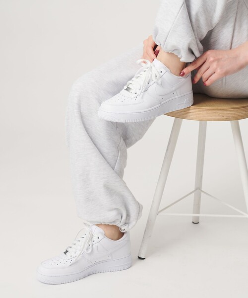 NIKE(ナイキ)の「<NIKE>ウィメンズ AIRFORCE 1 '07 スニーカー(スニーカー・レディース・ホワイト・24.5cm/25cm/24cm/23cm/23.5cm)」の5枚目の写真