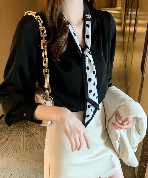 LUCPY（ラクピー）の「ドット柄ボウタイブラウス（シャツ/ブラウス・レディース・ホワイト/ブラック・X-LARGE/LARGE/MEDIUM/SMALL）」の2枚目の写真