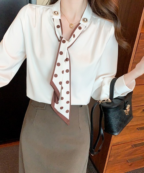 LUCPY（ラクピー）の「ドット柄ボウタイブラウス（シャツ/ブラウス・レディース・ホワイト/ブラック・X-LARGE/LARGE/MEDIUM/SMALL）」の4枚目の写真