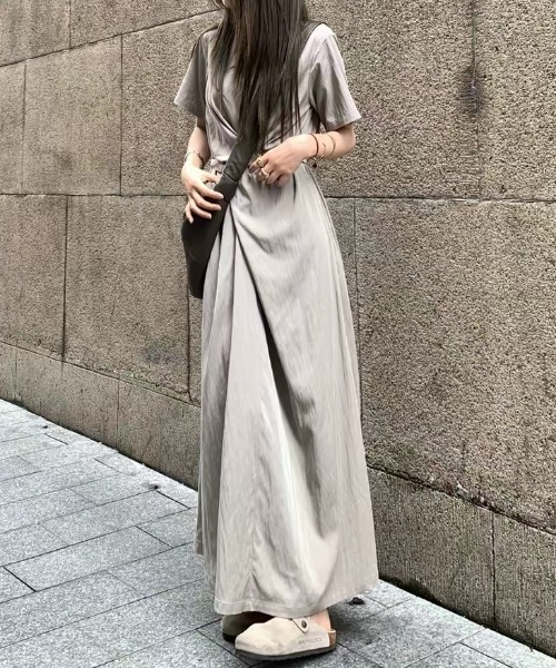 ampm(エーエムピーエム)の「ツイストドレープロングワンピース(ワンピース・レディース・ライトグレー/チャコールグレー・M/S)」の13枚目の写真
