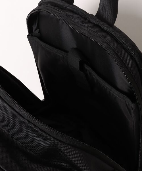 and it_(アンドイット)の「NEWERA ニューエラ スポーツパック 31L(バックパック/リュック・メンズ・ブラック・FREE)」の4枚目の写真