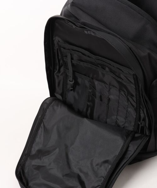 and it_(アンドイット)の「NEWERA ニューエラ スポーツパック 31L(バックパック/リュック・メンズ・ブラック・FREE)」の5枚目の写真