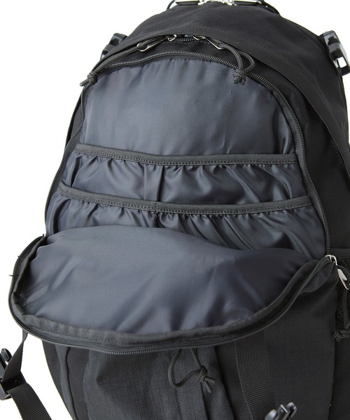 XLARGE(エクストララージ)の「FRONT ZIP POCKET BACKPACK(バックパック/リュック・メンズ・ブラック/ウッドランド・ONE SIZE)」の7枚目の写真