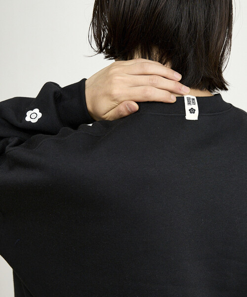 MARY QUANT(マリークワント)の「MARY QUANT × PUBLUX/マリークワント <ユニセックス>別注 裏起毛 クルーネック ロゴ スウェット プルオーバー 限定展開(スウェット・メンズ・グレー/ブラック/ブラウン/サックスブルー・SMALL/LARGE/MEDIUM)」の2枚目の写真