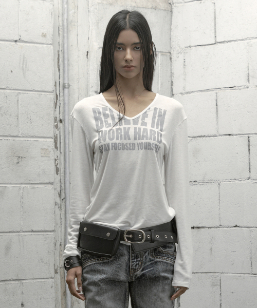 ROCKCAKE(ロックケーキ)の「Believe Vネックトップ - ホワイト(Tシャツ/カットソー・レディース・その他・SMALL)」の2枚目の写真